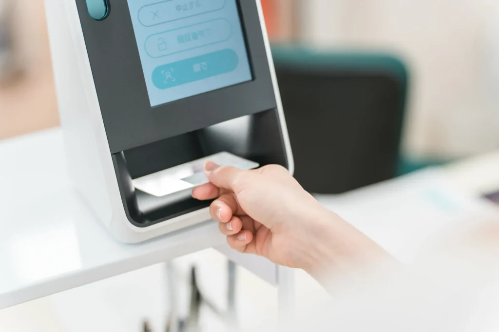 院内の診察券の読み取り機